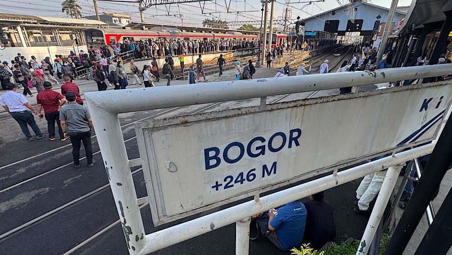 Suasana penumpang KRL Commuter Line di Stasiun Bogor, Jawa Barat, Rabu (15/4/2026). (Bloomberg Technoz/Andrean Kristianto)