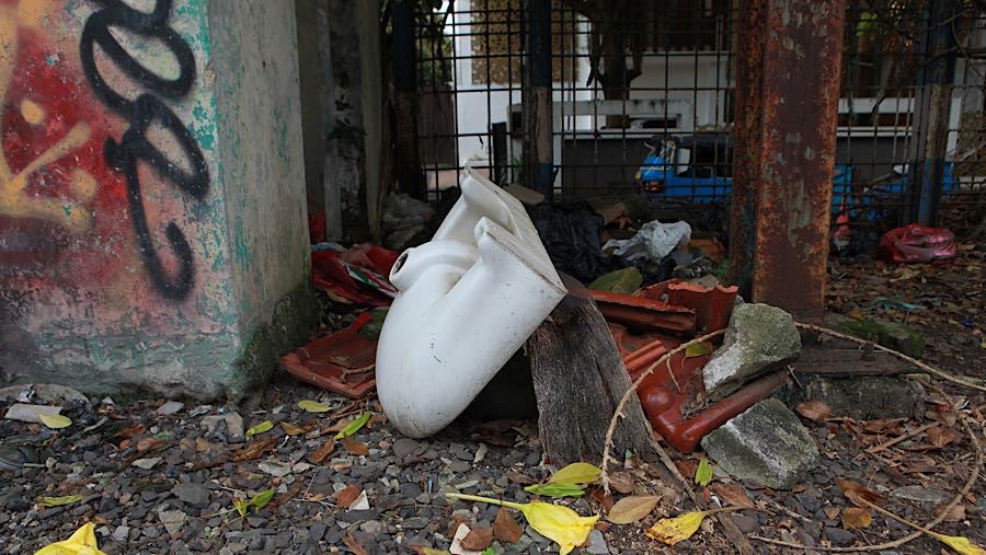 Coretan terlihat memenuhi dinding dan sampah berserakan di sekitar area peron. (Bloomberg Technoz/Andrean Kristianto)