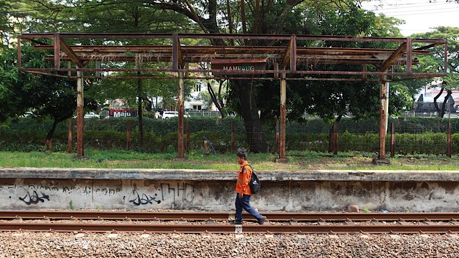 Berdasarkan pantauan Bloomberg Technoz pada Rabu (15/4), kondisi atap bangunan peron tampak terbengkalai. (Bloomberg Technoz/Andrean Kristianto)