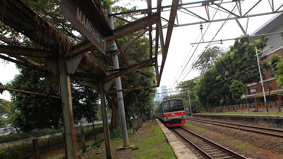 KRL Commuterline melintas di Stasiun Mampang yang sudah tidak beroperasi di Menteng, Jakarta, Rabu (15/4/2026). (Bloomberg Technoz/Andrean Kristianto)
