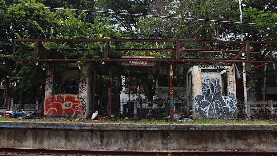 Stasiun ini mulai beroperasi sejak tahun 1922 dan resmi berhenti pada 2007.  (Bloomberg Technoz/Andrean Kristianto)