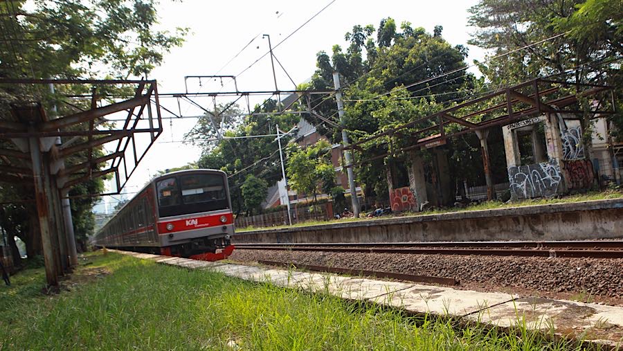 KRL Commuterline melintas di Stasiun Mampang yang sudah tidak beroperasi di Menteng, Jakarta, Rabu (15/4/2026). (Bloomberg Technoz/Andrean Kristianto)