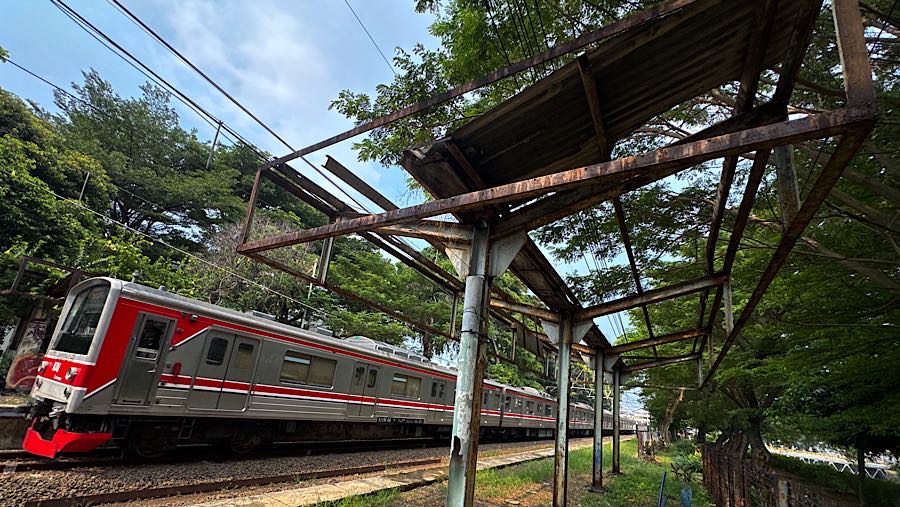Di tengah Kota Jakarta, Stasiun Mampang berdiri sunyi setelah lama tidak lagi melayani perjalanan kereta. (Bloomberg Technoz/Andrean Kristianto)