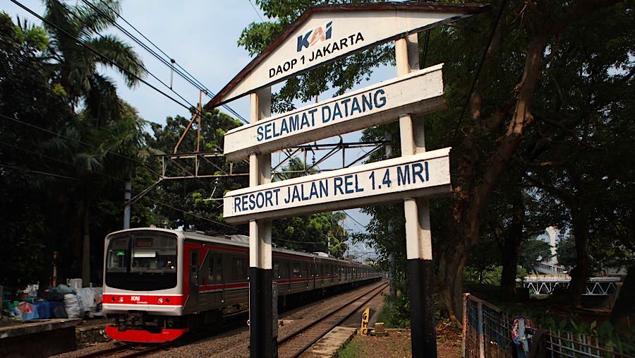 Meski stasiun ini tidak beroperasi, jalur ini tetap dilalui berbagai kereta, termasuk rangkaian Kereta Rel Listrik (KRL) dan kereta bandara.