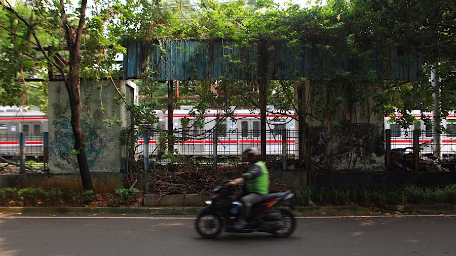 Keberadaannya kini menyisakan jejak sejarah yang mencerminkan perubahan wajah transportasi di Jakarta dari masa ke masa.