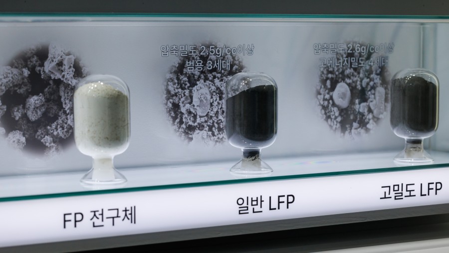 Senyawa litium besi fosfat (LFP) dipamerkan di pameran InterBattery di Seoul, Korea Selatan./Bloomberg-SeongJoon Cho