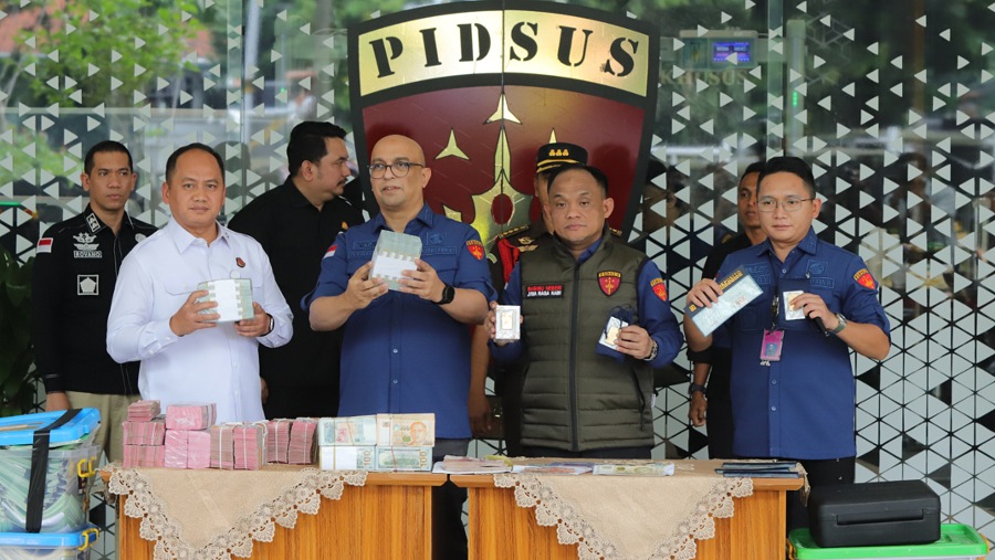Kejaksaan Agung pamerkan uang, emas, dan sertifikat tanah Zarof Ricar yang disembunyikan Produser Film Agung Winarno. (Dok Kejaksaan Agung)