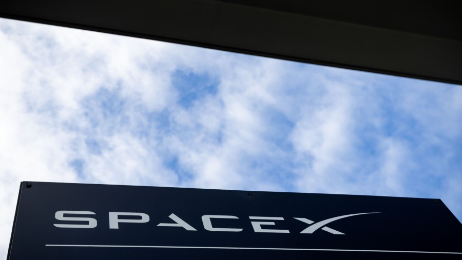 Papan signage SpaceX di Hawthorne, California. dok: Ethan Swope/Bloomberg