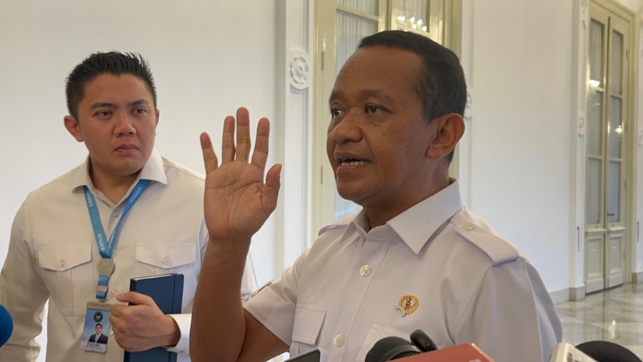 Menteri ESDM Bahlil Lahadalia di kompleks Istana Kepresidenan, Kamis (16/4/2026). (Bloomberg Technoz/Azura)