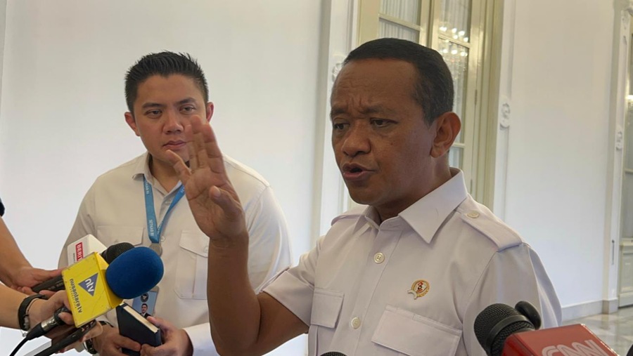 Menteri ESDM Bahlil Lahadalia di kompleks Istana Kepresidenan, Kamis (16/4/2026). (Bloomberg Technoz/Azura)