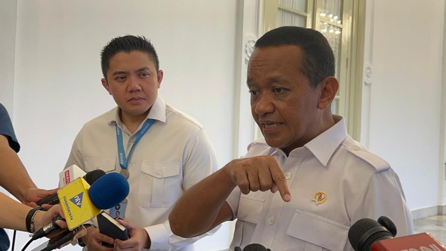 Menteri ESDM Bahlil Lahadalia di kompleks Istana Kepresidenan, Kamis (16/4/2026). (Bloomberg Technoz/Azura)