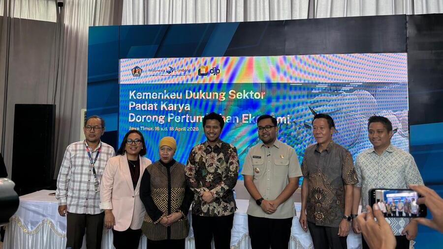 Direktur Penyuluhan, Pelayanan, dan Humas DJP, Inge Diana Rismawanti (tiga dari kiri), Kamis (16/4/2026) (Bloomberg Technoz/Elisabet Lisa)