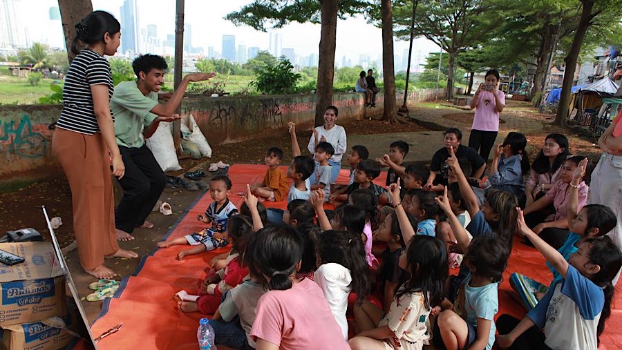 Dengan suasana kesederhaan duduk diatas terpal, anak-anak belajar dengan semangat. (Bloomberg Technoz/Andrean Kristianto)