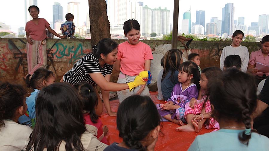Kegiatan berlangsung santai dengan interaksi akrab yang membuat suasana terasa menyenangkan. (Bloomberg Technoz/Andrean Kristianto)