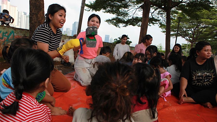 Relawan memberikan bimbingan belajar anak di Petamburan, Jakarta, Kamis (16/4/2026). (Bloomberg Technoz/Andrean Kristianto)