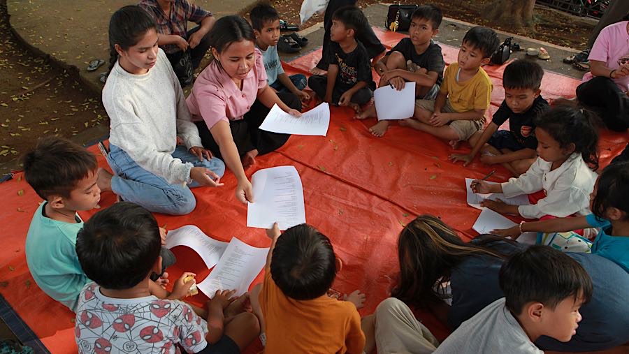 “Jadi anak kecil yang belum bisa baca tulis kita ajarin,” kata Cinta, salah satu relawan dari Qahal Ceria. (Bloomberg Technoz/Andrean Kristianto)