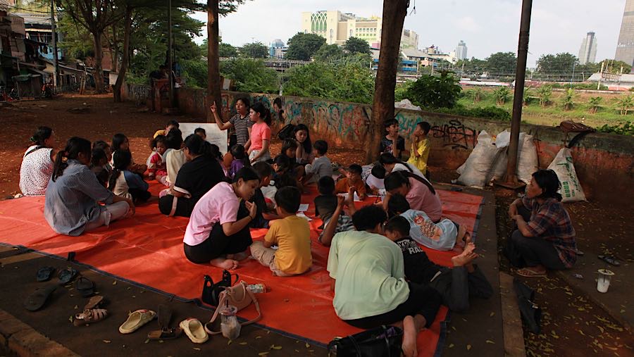 Suasana hangat menyelimuti taman di samping bantaran Banjir Kanal Barat saat sejumlah anak berkumpul bersama relawan untuk mengikuti bimbel gratis.