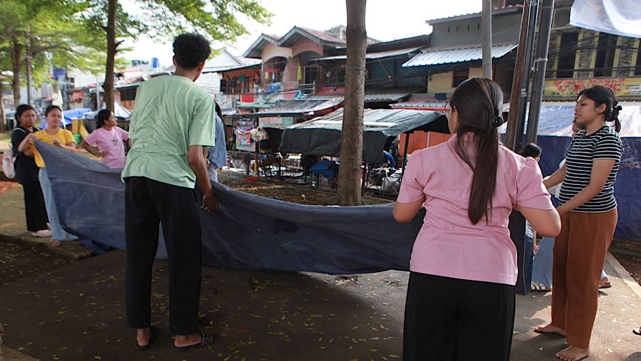 Relawan bersiap memberikan bimbingan belajar anak di Petamburan, Jakarta, Kamis (16/4/2026). (Bloomberg Technoz/Andrean Kristianto)