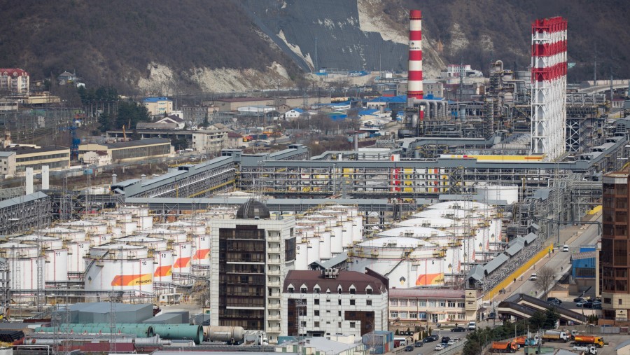 Kilang RN-Tuapsinsky, yang dioperasikan oleh Rosneft Oil Co., terletak di Tuapse, Rusia./Bloomberg-Andrey Rudakov