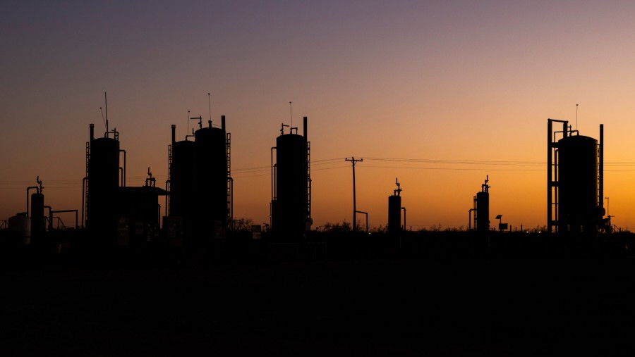 Peralatan Pioneer Natural Resources di dekat Midland, Texas, AS./Bloomberg-Michael Ciaglo