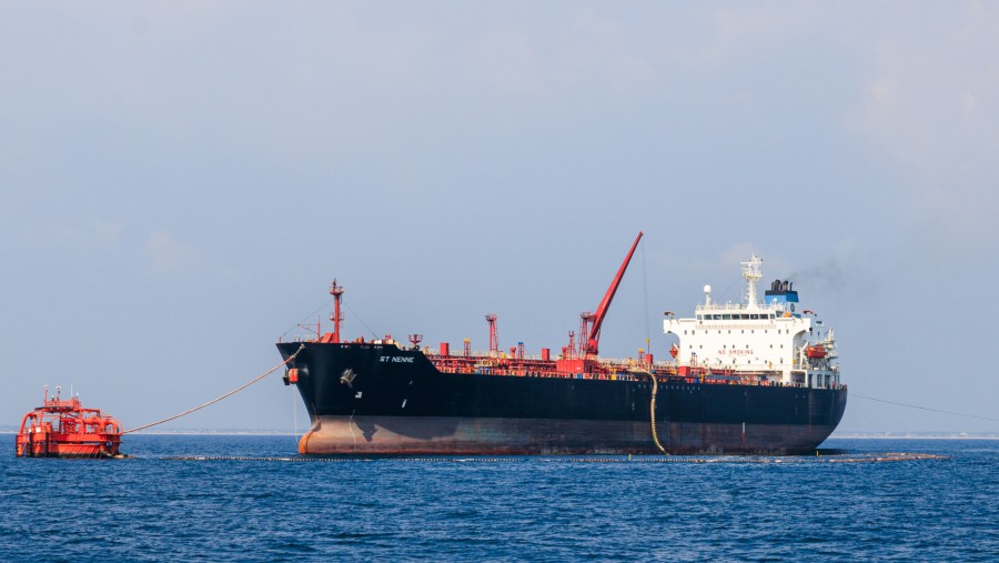 Sebuah kapal tanker membongkar muatan minyak mentah melalui pelampung tambat titik tunggal (SPM)./Bloomberg-Benson Ibeabuchi