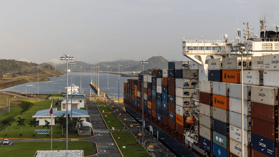 Sebuah kapal kontainer melintasi Pintu Air Cocoli di Terusan Panama di Kota Panama. (Fotografer: Tarina Rodriguez/Bloomberg)