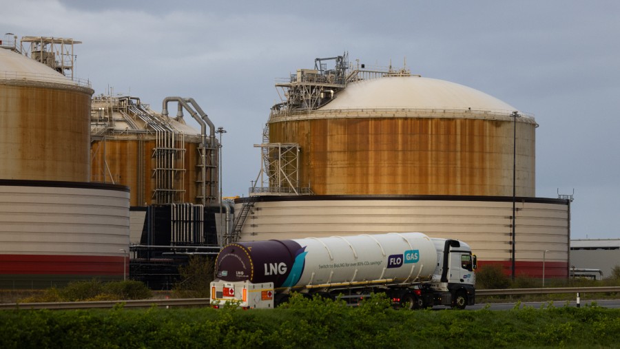 Sebuah truk tangki LNG di dekat tangki penyimpanan di terminal gas alam cair (LNG) Grain dekat Rochester, Inggris./Bloomberg-Chris Ratcliffe