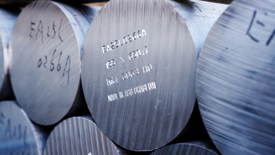 Batangan aluminium bertanda Made in Abu Dhabi UAE di pabrik Kato Light Metal Industry Co./Bloomberg-Louise Delmotte