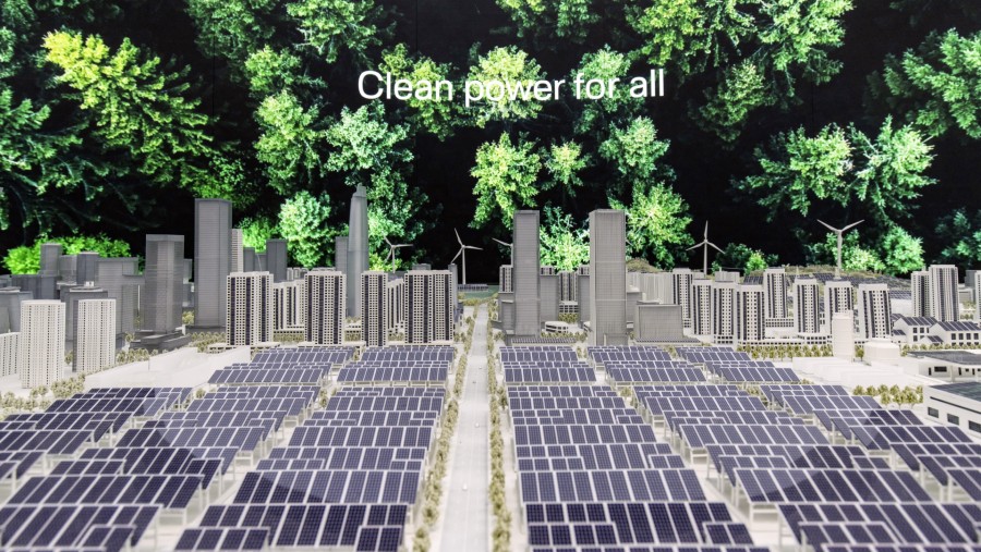 Model-model panel surya di kantor pusat Sungrow Power Supply Co. di Hefei, Provinsi Anhui, China./Bloomberg-Qilai Shen