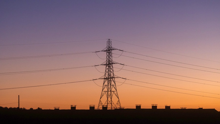 Tiang transmisi listrik di dekat pembangkit listrik tenaga nuklir Bradwell yang sudah dinonaktifkan./Bloomberg-Chris Ratcliffe