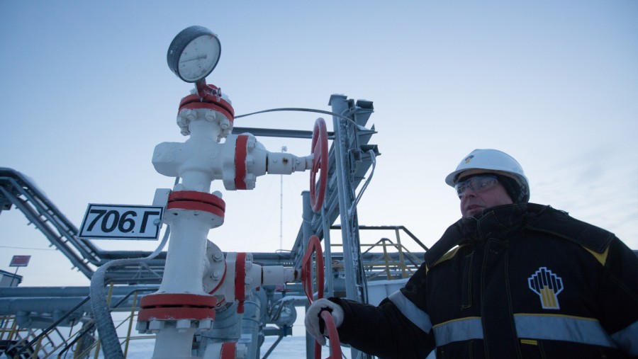 Pekerja di ladang minyak mentah berat Russkoye, yang dioperasikan oleh Rosneft PJSC, di Rusia./Bloomberg-Andrey Rudakov