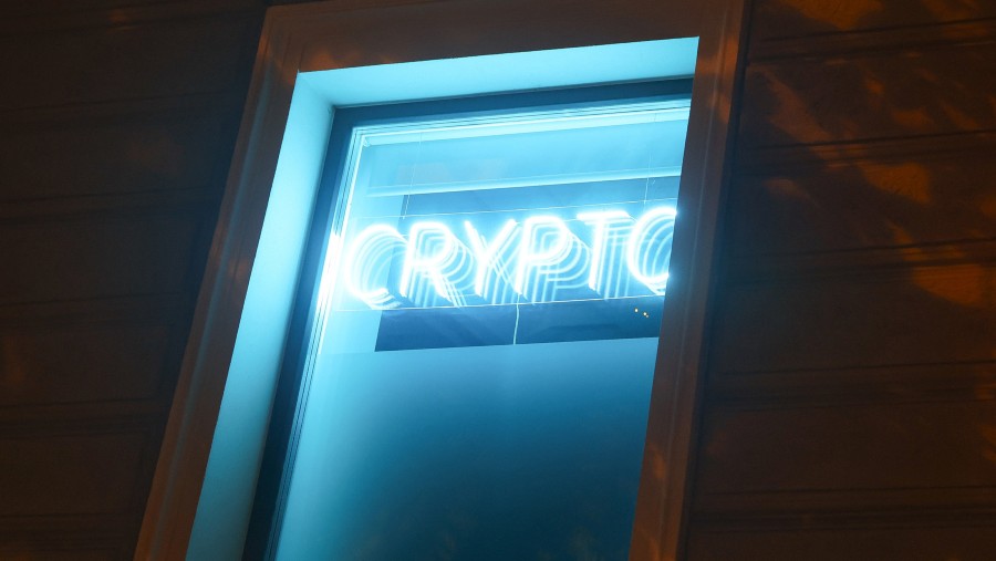 Papan signage crypto. dok: Bloomberg