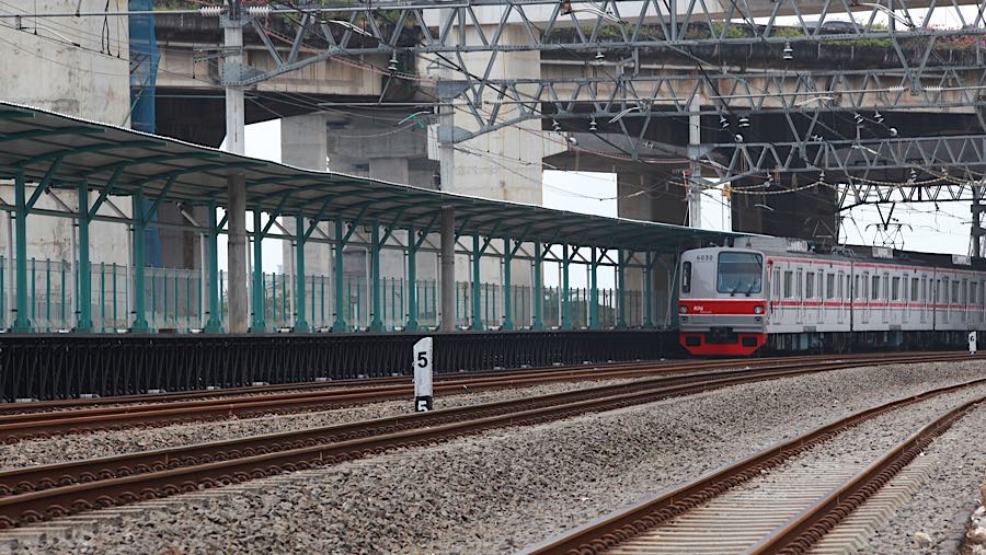 KRL Commuterline melintas di dekat proyek Stasiun Jakarta International Stadium (JIS), Jakarta, Jumat (17/4/2026). (Bloomberg Technoz/Andrean K)