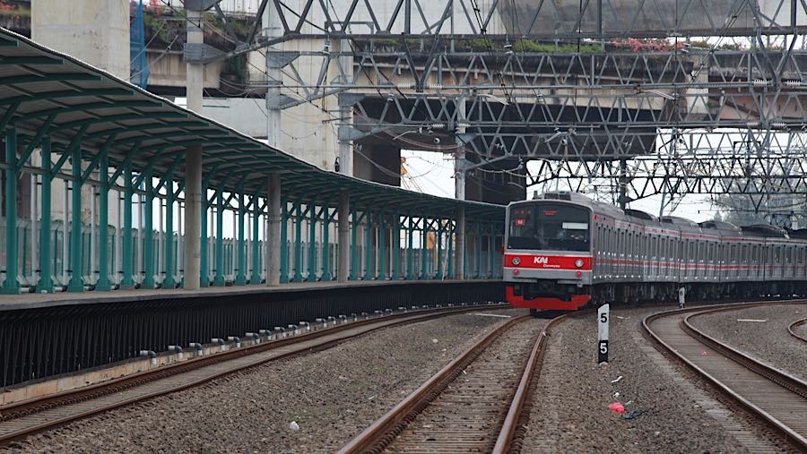 KRL Commuterline melintas di dekat proyek Stasiun Jakarta International Stadium (JIS), Jakarta, Jumat (17/4/2026). (Bloomberg Technoz/Andrean K)