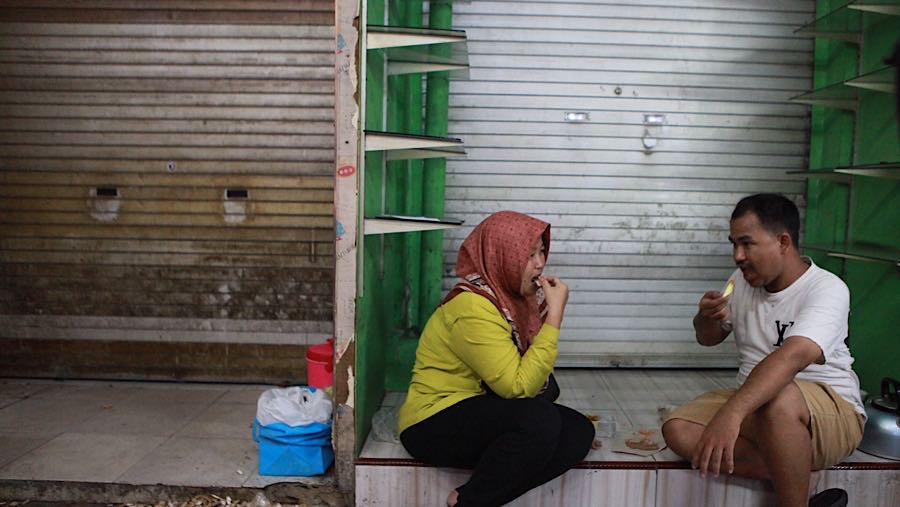 Banyak kios-kios pedagang yang terpaksa tutup karena kondisinya yang sepi. (Bloomberg Technoz/Andrean Kristianto)