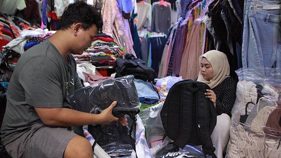 Sebagian pedagang mencoba beradaptasi dengan memanfaatkan penjualan daring untuk menjaga pemasukan. (Bloomberg Technoz/Andrean Kristianto)