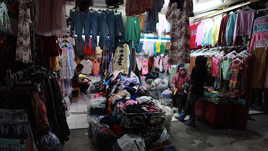 Pedagang banyak yang hanya duduk-duduk di depan kios menunggu pembeli. (Bloomberg Technoz/Andrean Kristianto)