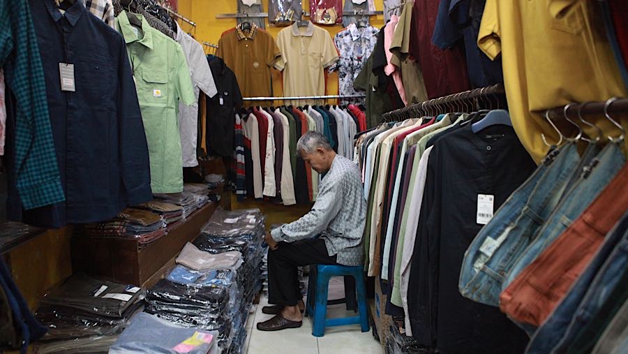 Kondisi sepi mulai dirasakan pedagang sejak masa pandemi Covid-19. (Bloomberg Technoz/Andrean Kristianto)