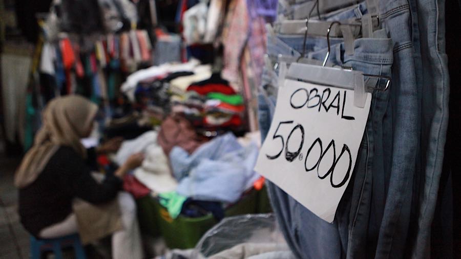 Penurunan jumlah pengunjung berdampak langsung pada pendapatan yang berkurang hingga 50%. (Bloomberg Technoz/Andrean Kristianto)