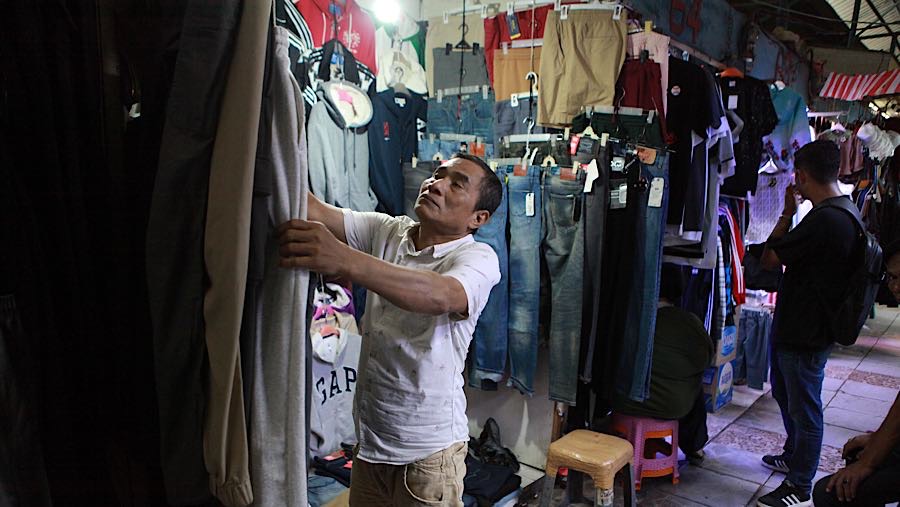 Pedagang merapihkan barang yang dijualnya di Pasar Ular, Jakarta, Jumat (17/4/2026). (Bloomberg Technoz/Andrean Kristianto)