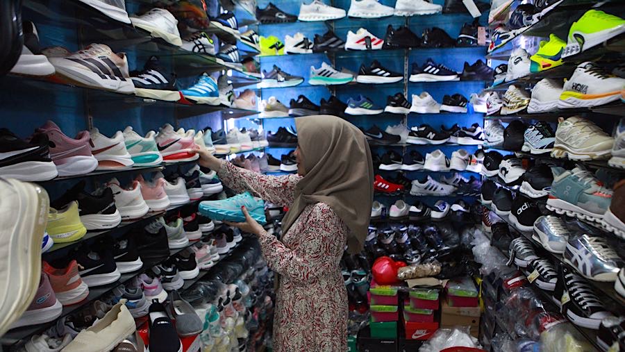 Pedagang merapihkan barang yang dijualnya di Pasar Ular, Jakarta, Jumat (17/4/2026). (Bloomberg Technoz/Andrean Kristianto)