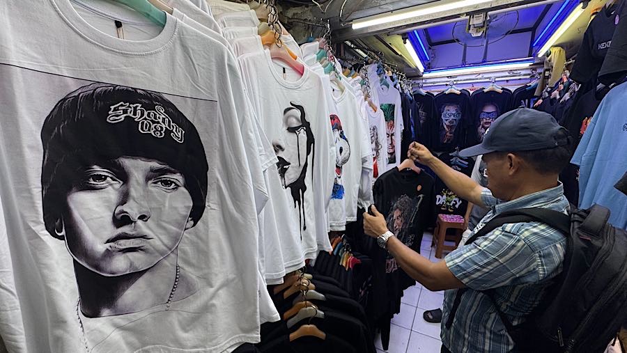 Pedagang menyebut perubahan kebiasaan belanja online menjadi salah satu penyebab berkurangnya pengunjung. (Bloomberg Technoz/Andrean Kristianto)