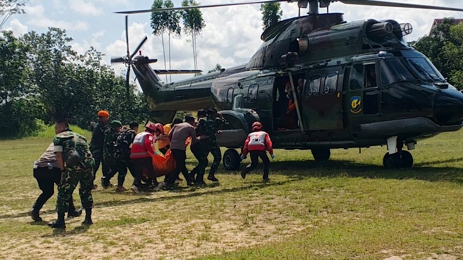 Evakuasi korban helikopter jatuh di Kalimantan. (Dok. TNI AD)