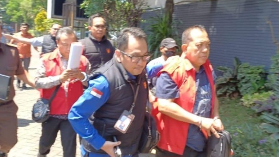 3 pejabat dinas ESDM Jawa Timur (Jatim) diamankan Jaksa setelah dijadikan tersangka kasus pungutan liar izin tambang. (Kejaksaan Tinggi Jawa Timur)