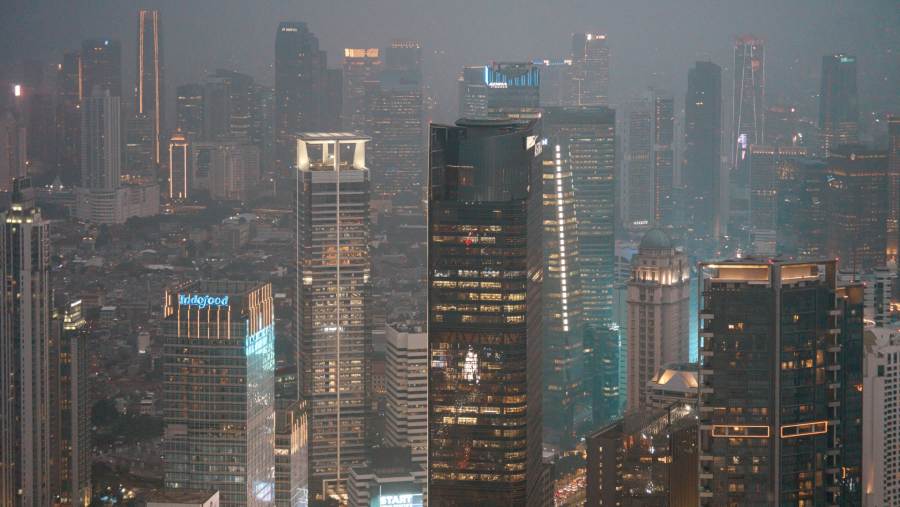 Aktivitas ekonomi terjadi hingga malam hari di Kota Jakarta. dok: Bloomberg