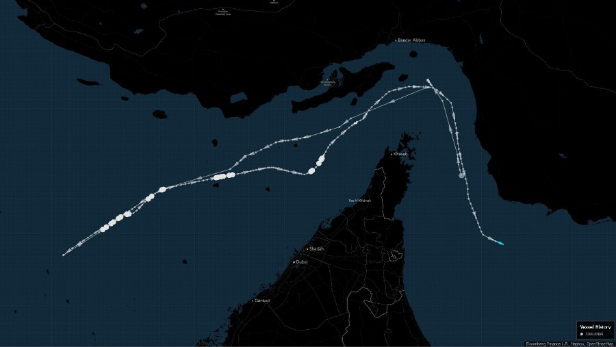 Kapal Shalamar berbendera Pakistan terlihat  saat memasuki dan meninggalkan Teluk Persia.
