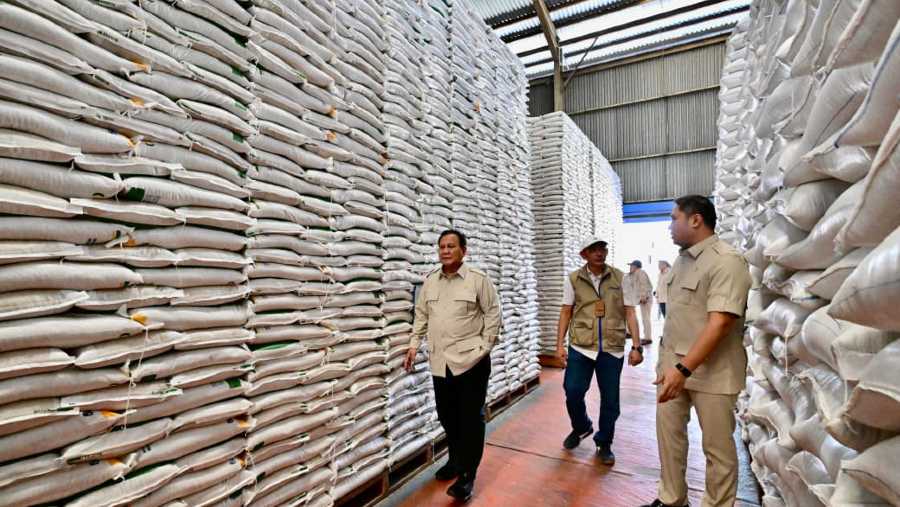 Presiden Prabowo Subianto melakukan inspeksi mendadak atau sidak ke Kompleks Gudang Bulog Danurejo di Magelang. (BPMI)