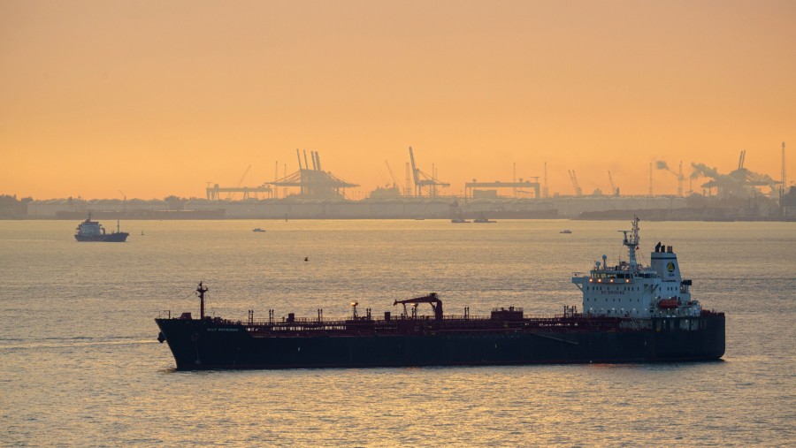 Sebuah kapal tanker minyak di lepas pantai Singapura, pada hari Selasa, 17 Maret 2026../Bloomberg- Ore Huiying