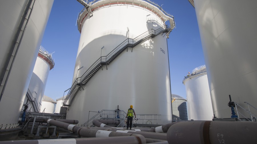 Pipa di dasar tangki penyimpanan bahan bakar di terminal penyimpanan minyak VTTV, sebuah usaha patungan antara Vitol Group dan MISC Bhd./Bloomberg
