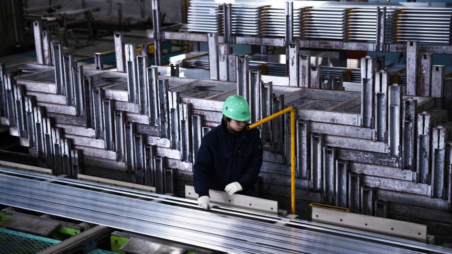  Pekerja sedang menangani ekstrusi aluminium di pabrik Kato Light Metal Industry di Kanie, Prefektur Aichi. (Louise Delmotte/Bloomberg)